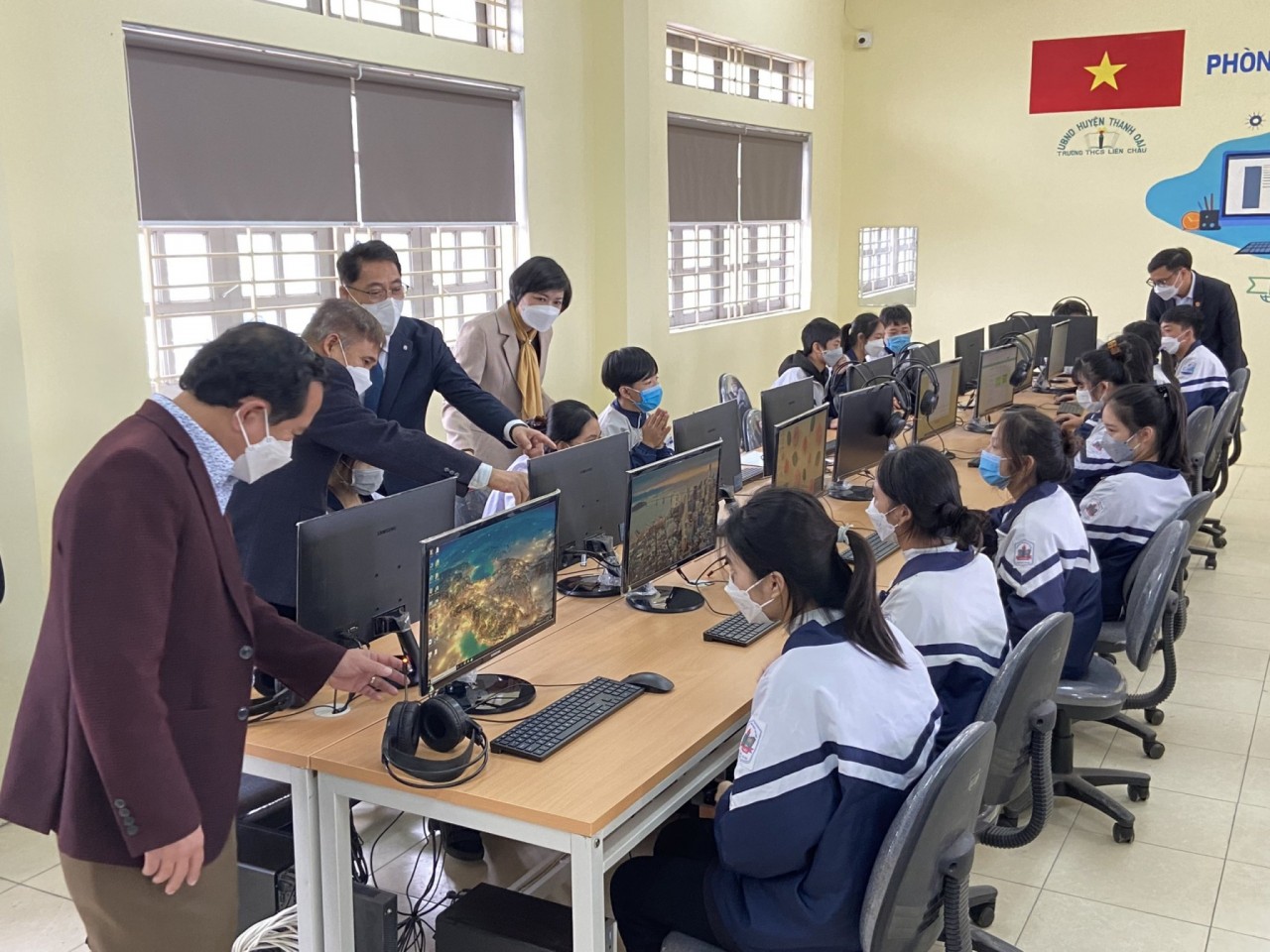 1 phòng học máy tính hiện đại, đồng bộ trị giá 550 triệu đồng cho Trường THCS Liên Châu huyện Thanh Oai.