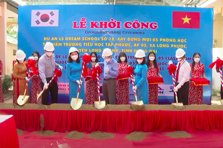 Các đại biểu thực hiện nghi thức khởi công công trình xây dựng 5 phòng học tại điểm Trường tiểu học Tập Phước (xã Long Phước, huyện Long Thành). 