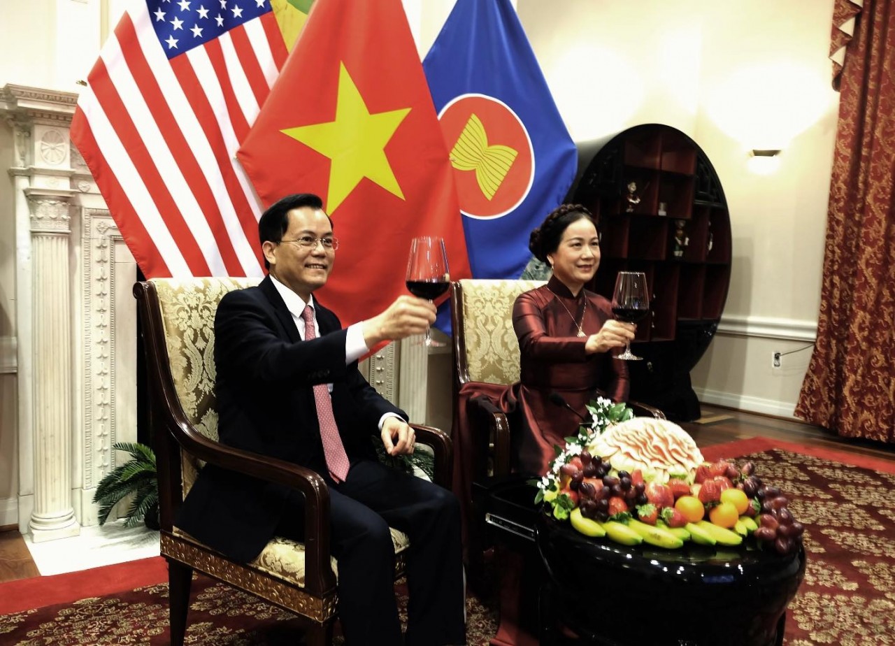 Đại sứ Việt Nam tại Mỹ Hà Kim Ngọc và Phu nhân Nguyễn Thị Phương Liên chúc Tết các khách mời.