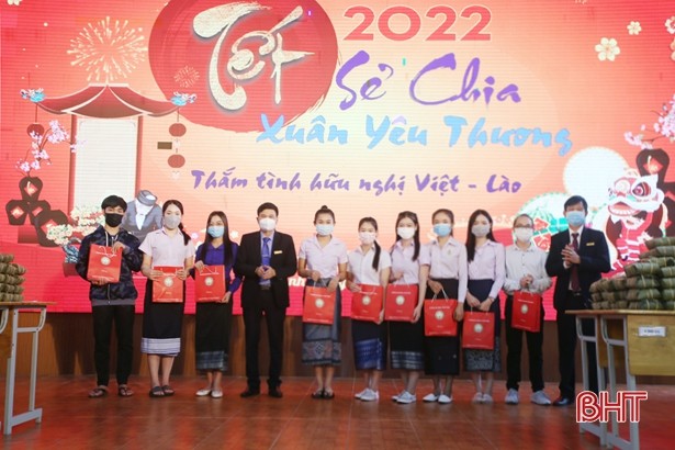 Trường Cao đẳng Y tế Hà Tĩnh tổ chức chương trình “Tết sẻ chia - Xuân yêu thương” năm 2022 cho gần 1.000 sinh viên Việt Nam và Lào đang theo học tại nhà trường.