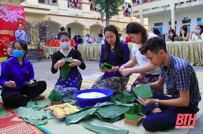 các bạn sinh viên Việt Nam - Lào đã cùng nhau gói bánh chưng