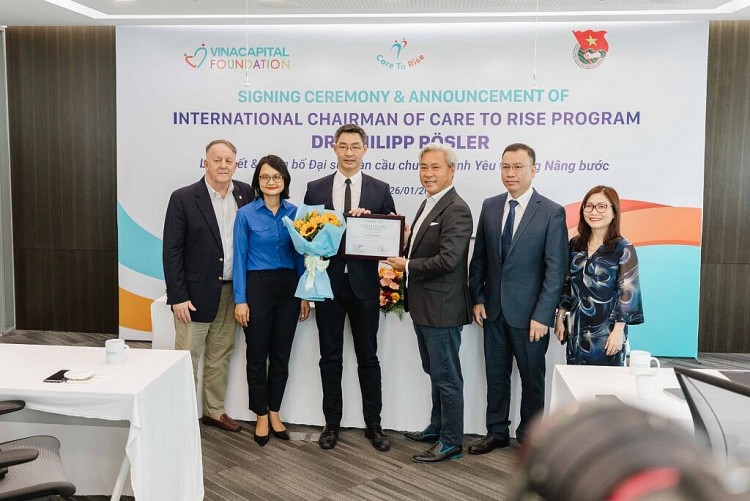 Tổ chức VinaCapital Foundation (VCF) trao giấy chứng nhận Đại sứ Toàn cầu chương trình Yêu Thương Nâng Bước cho Tiến sĩ Philipp Rösler.