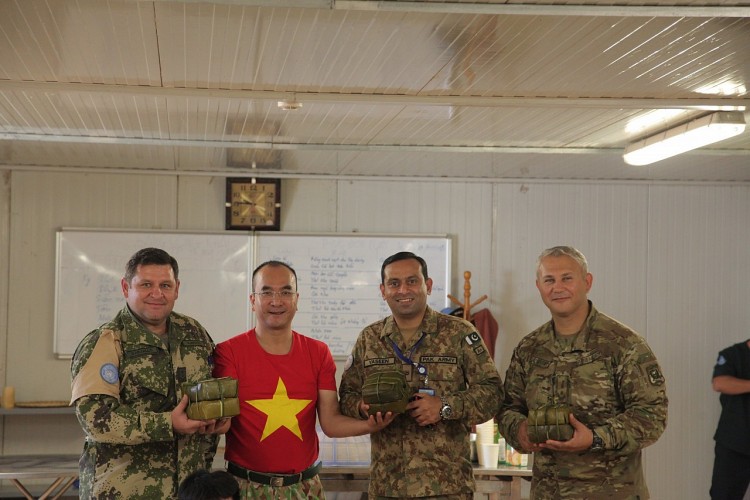 Niềm vui của những người bạn quốc tế khi tự tay hoàn thành chiếc bánh chưng ngày Tết cùng những người bạn Việt Nam - Ảnh: BVDC 2.3
