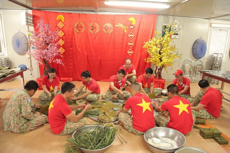 Không khí gói bánh chưng đón Tết đầm ấm của các chiến sĩ mũ nồi xanh.