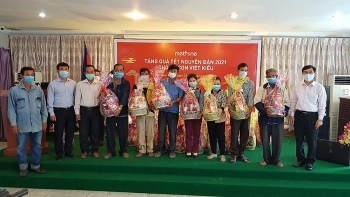 trao 150 suat qua tet cho cac gia dinh viet kieu co hoan canh kho khan tai phnom penh campuchia