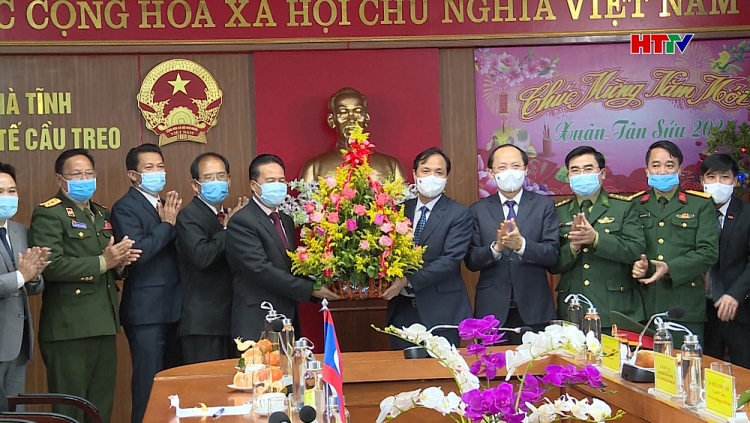 Đoàn đại biểu tỉnh Bôlykhămxay sang thăm, chúc Tết Đảng bộ, Nhân dân Hà Tĩnh. (Ảnh: HTTV)