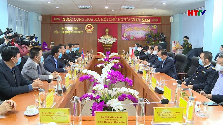 Lãnh đạo hai tỉnh Hà Tĩnh và Bôlykhămxay trao đổi thông tin về tình hình phát triển kinh tế - xã hội của địa phương. (Ảnh: HTTV)