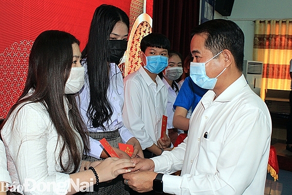 Ông Thái Bảo, Ủy viên Ban TVTU, Phó chủ tịch UBND tỉnh tặng bao lì xì cho sinh viên Lào.