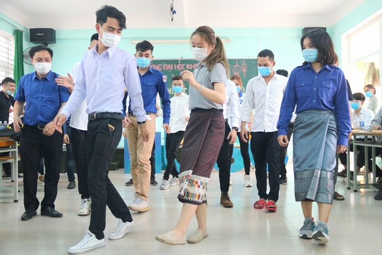Các sinh viên nước bạn Lào hướng dẫn các điệu múa đặc trưng của đất nước Triệu Voi 