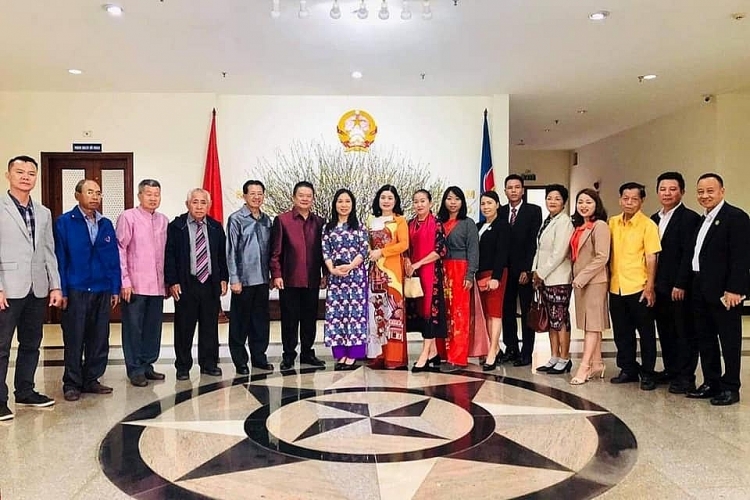 Đại diện Hội người Việt Nam thủ đô Vientiane chúc Tết Đại sứ quán Việt Nam tại Lào.