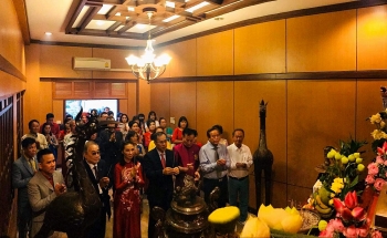 Kiều bào Việt Nam tại Thái Lan dâng hương Chủ tịch Hồ Chí Minh nhân dịp Tết Tân Sửu Kiều bào Việt Nam tại Thái Lan dâng hương Chủ tịch Hồ Chí Minh nhân dịp Tết Tân Sửu