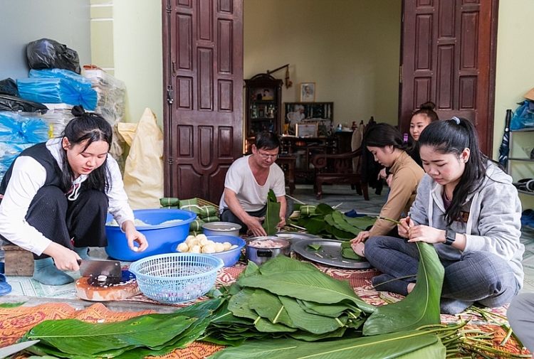 Lưu học sinh L&agrave;o lần đầu ti&ecirc;n đ&oacute;n tết Việt c&ugrave;ng bố mẹ nu&ocirc;i