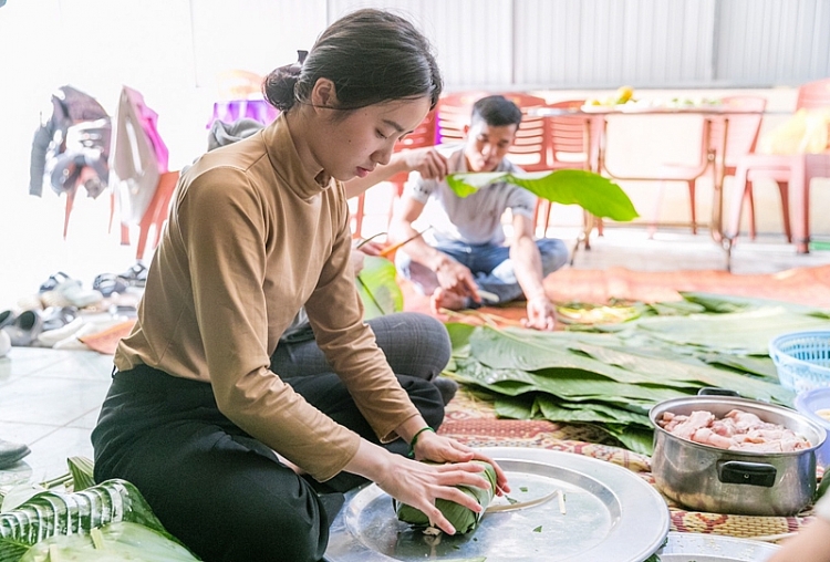 Lưu học sinh L&agrave;o lần đầu ti&ecirc;n đ&oacute;n tết Việt c&ugrave;ng bố mẹ nu&ocirc;i