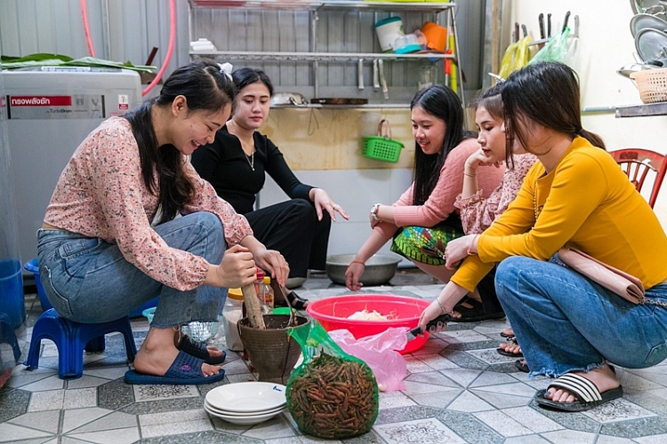 Lưu học sinh L&agrave;o lần đầu ti&ecirc;n đ&oacute;n tết Việt c&ugrave;ng bố mẹ nu&ocirc;i