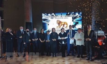 doanh nhan viet duoc trao giai thuong su tu vang cua saint petersburg nga