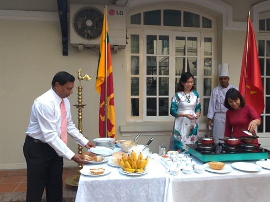 Lần đầu tiên Đại sứ Sri Lanka gói bánh chưng Tết
