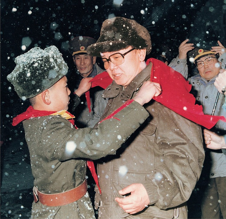 Cố Chủ tịch Kim Jong Il đến thăm Học viện Cách mạng Mangyongdae (tháng 1/1997)