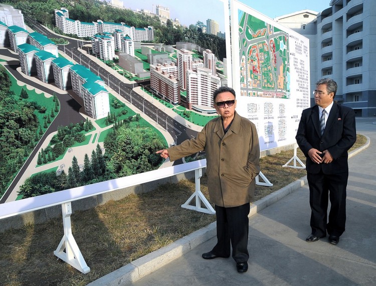 Cố Chủ tịch Kim Jong Il chỉ đạo về dự án xây dựng Khu vực nhà dân tại Bình Nhưỡng (tháng 10/2009).