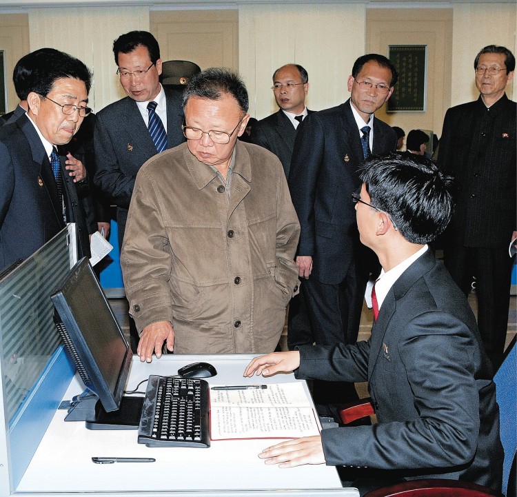 Cố Chủ tịch Kim Jong Il đến thăm Thư viện Điện tử trường Đại học Kim Nhật Thành (năm 2010).