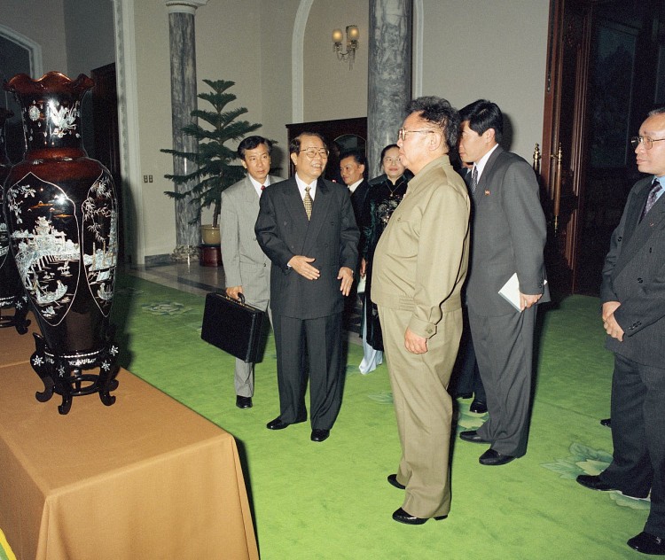 Nhà Lãnh đạo Kim Jong Il gặp nguyên Nguyên Chủ tịch nước Cộng hòa xã hội chủ nghĩa Việt Nam Trần Đức Lương (tháng 5/2002).