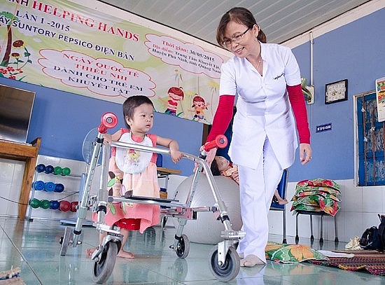 Tập vật lý trị liệu cho trẻ khuyết tật ở Phú Ninh (Quảng Nam). (Ảnh: Báo Quảng Nam)