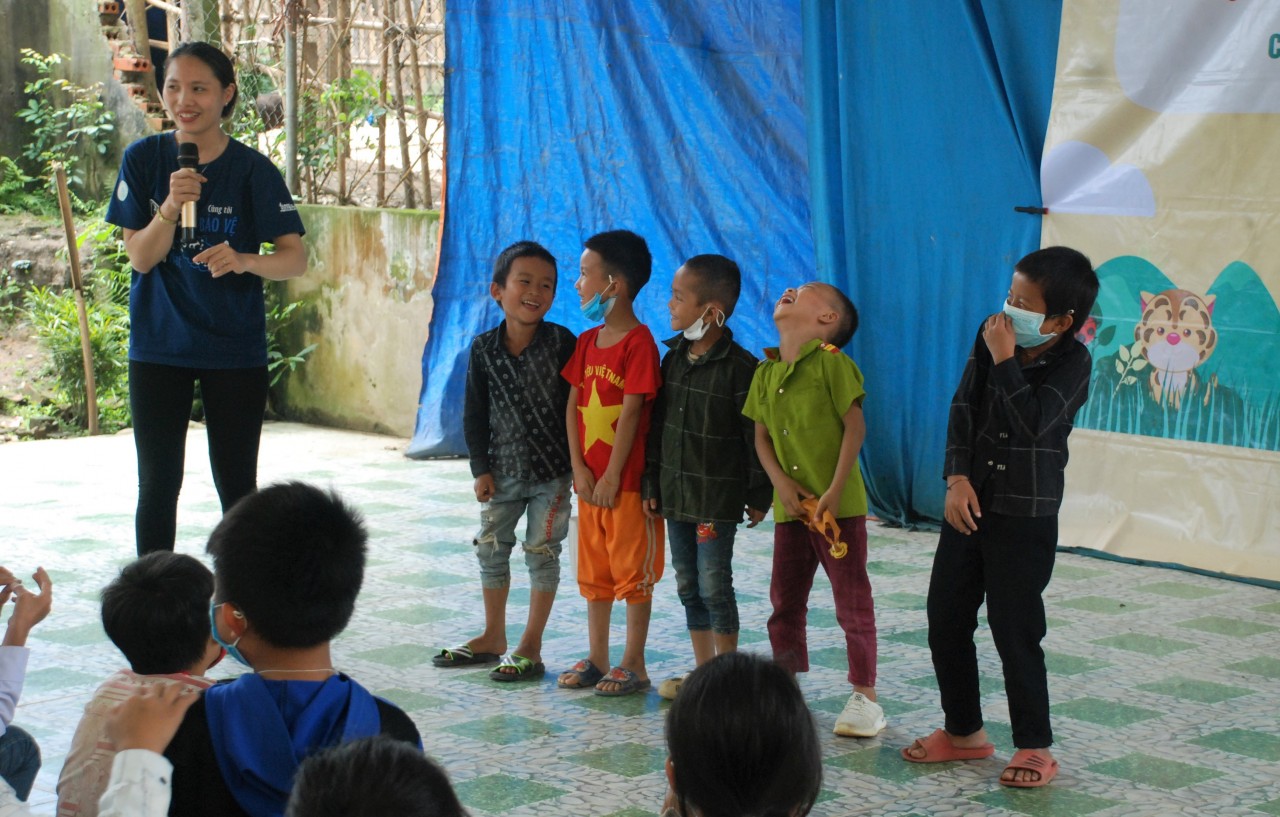 Các em học sinh trường Tiểu học 2 Châu Khê – Điểm lẻ Khe Bu tham gia Sự kiện Bảo tồn 1 - Tự hào Pù Mát.