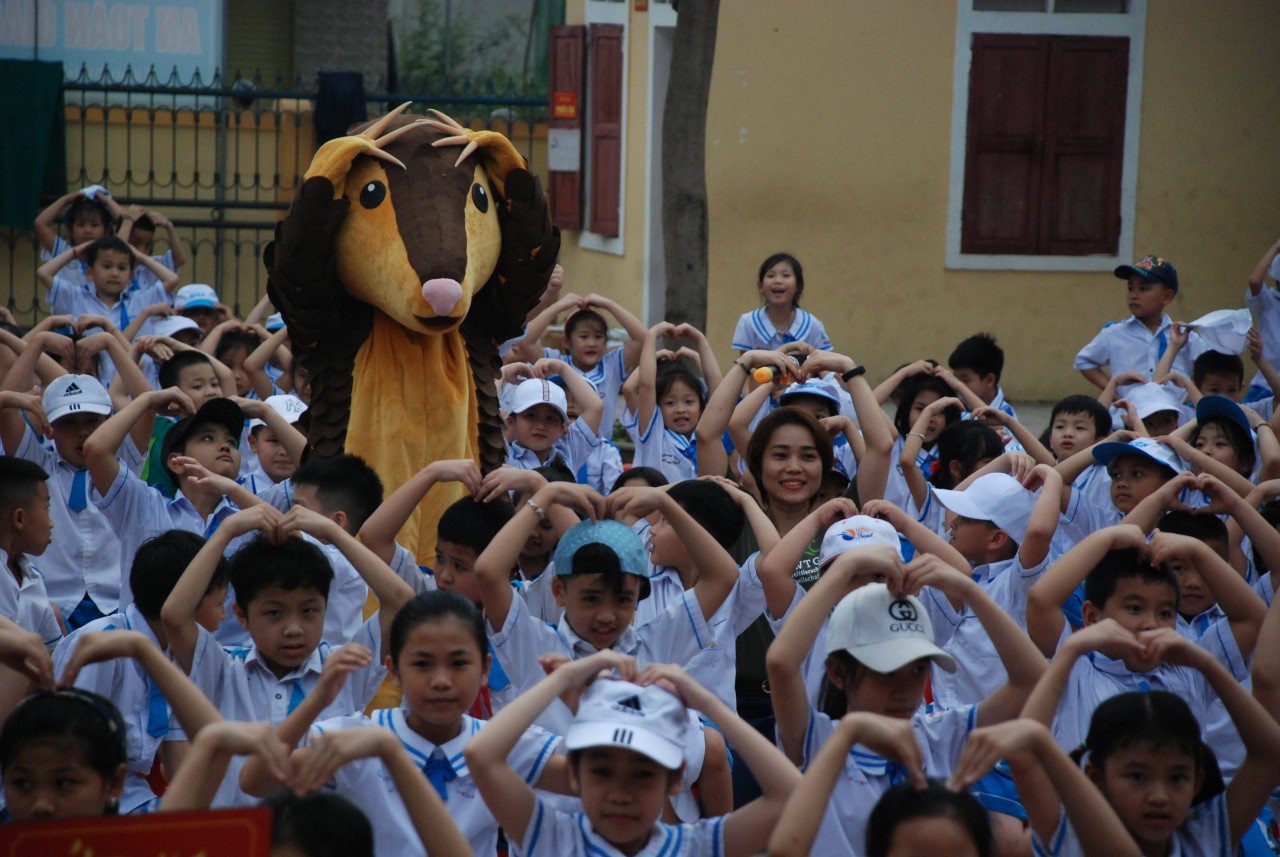 Các em học sinh trường Tiểu học Thị trấn Con Cuông tham gia sự kiện Bảo tồn 1 - Tự hào Pù Mát.