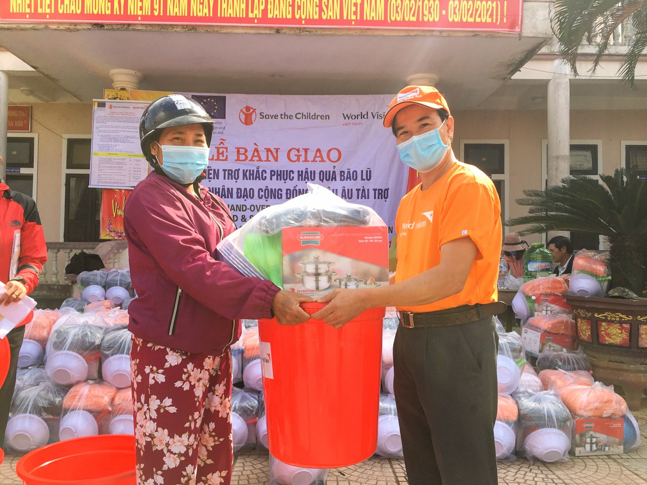 Những hỗ trợ kịp thời của World Vision Việt Nam đã góp phần giúp người dân mau chóng ổn định cuộc sống sau thiên tai (ảnh chụp tại huyện Hải Lăng - tỉnh Quảng Trị).