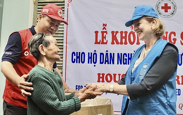 UNDP phối hợp Hội Chữ thập đỏ tỉnh Quảng Ngãi trao hỗ trợ cho gia đình nghèo bị thiệt hại trong bão số 9.