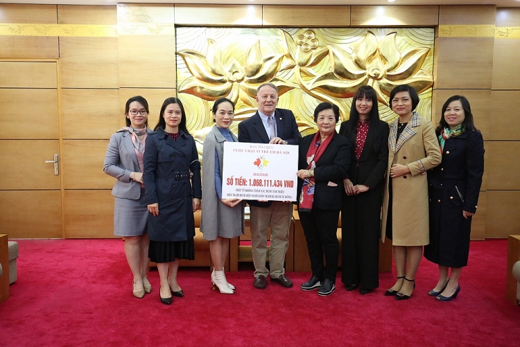 Hội hữu nghị Việt Nam - Canada trao hơn 1 tỷ đồng tiền quyên góp từ Cuộc chạy Vì trẻ em Hà Nội