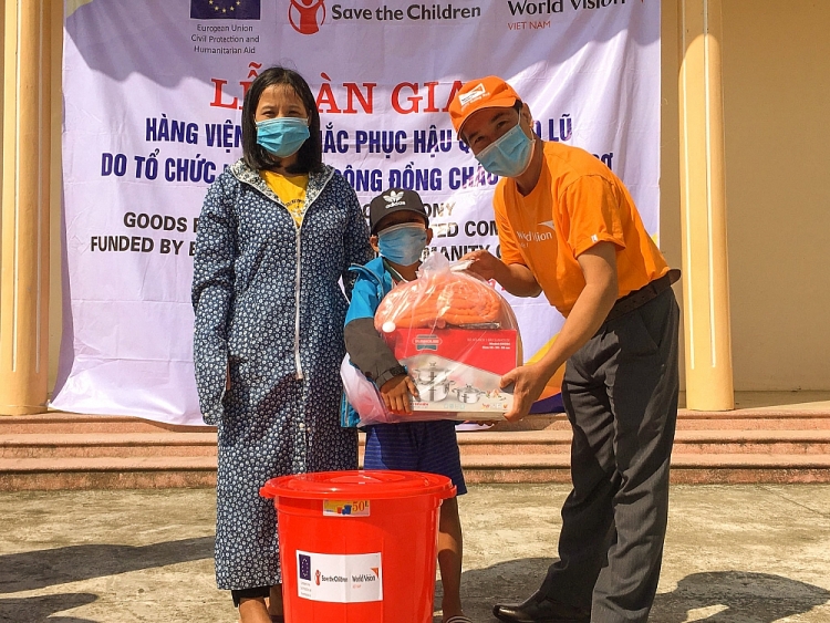 World Vision Việt Nam viện trợ 3.200 bộ dụng cụ gia đình cho người dân Quảng Trị khắc phục hậu quả thiên tai