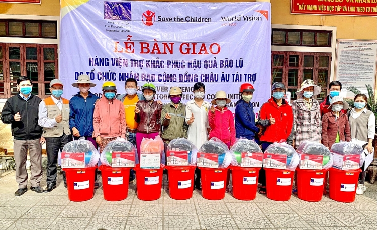 World Vision Việt Nam viện trợ 3.200 bộ dụng cụ gia đình cho người dân Quảng Trị khắc phục hậu quả thiên tai