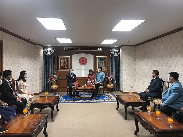 Đại sứ quán Việt Nam tại Thái Lan đến thăm và làm việc tại tỉnh Udon Thani. (Ảnh: Ngọc Quang-Hữu Kiên/TTXVN)