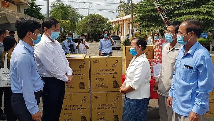 Hỗ trợ vật dụng phòng, chống Covid-19 cho các đơn vị tại Campuchia.