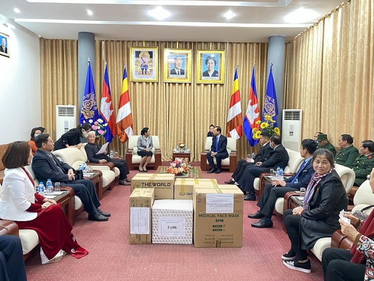 Trao tặng hơn 262.000 khẩu trang ủng hộ nhân dân Campuchia chống dịch COVID-19