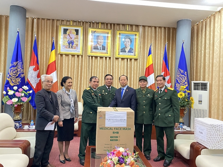 Trao tặng hơn 262.000 khẩu trang ủng hộ nhân dân Campuchia chống dịch COVID-19