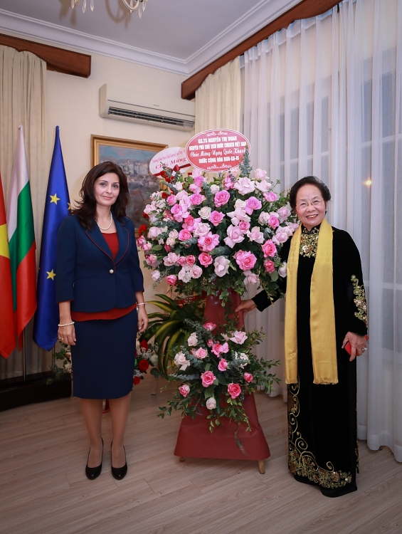 Nguyên Phó Chủ tịch nước Nguyễn Thị Doan dự và chúc mừng kỷ niệm 143 năm Quốc khánh nước CH Bungaria.