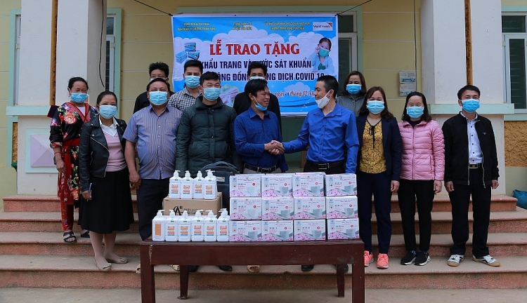 World Vision Việt Nam trao tặng 75.000 khẩu trang và 156 lít nước rửa tay đến người dân Tủa Chùa (Điện Biên)
