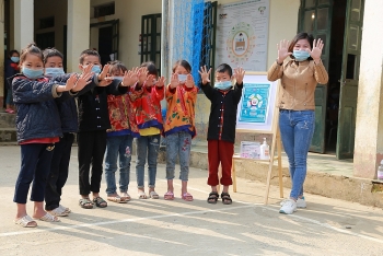 world vision viet nam trao tang 75000 khau trang va 156 lit nuoc rua tay den nguoi dan tua chua dien bien