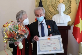 Trao tặng Huân chương Hữu nghị cho ông Siegfried Kaulfuß - người Đức nặng lòng với cà phê Việt