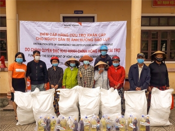 world vision viet nam cap phat goi thuc pham thiet yeu cho 920 ho gia dinh tai quang tri