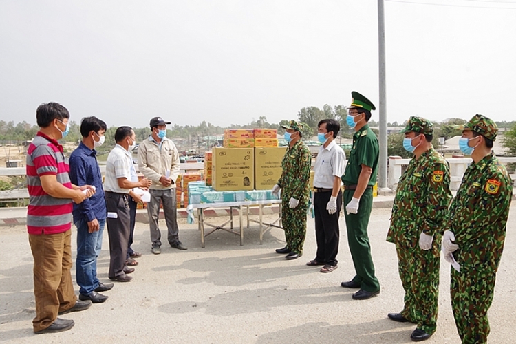 Bộ Chỉ huy Bộ đội Biên phòng (BĐBP) tỉnh Đồng Tháp phối hợp Liên hiệp các tổ chức hữu nghị tỉnh Đồng Tháp tổ chức trao quà hỗ trợ Hội Khmer - Việt Nam tỉnh Prâyveng, Vương quốc Campuchia. (Ảnh: Báo Nhân dân)