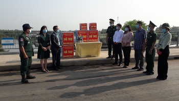 Đồng Tháp, An Giang trao hàng nghìn khẩu trang hỗ trợ bà con nghèo gốc Việt tại Campuchia phòng, chống COVID-19