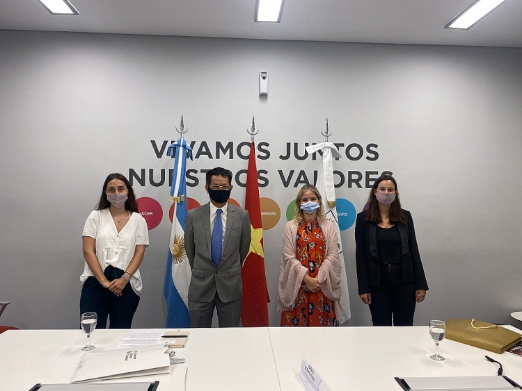 Đại sứ Việt Nam tại Argentina Dương Quốc Thanh đã có buổi làm việc với lãnh đạo Ban Các vấn đề chung và Đối ngoại thành phố Buenos Aires.
