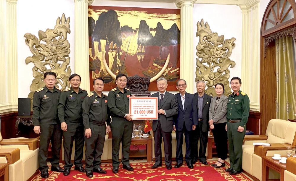 Hội Hữu nghị Việt-Lào ủng hộ nhân dân tỉnh Phongsaly (Lào) 21.000 USD xây trường học