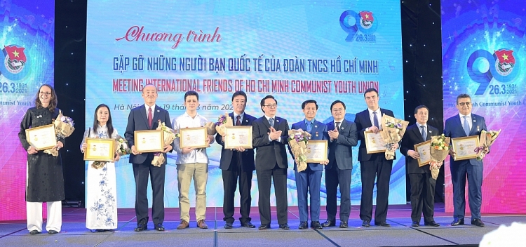 Trung ương Đoàn TNCS Hồ Chí Minh trao Kỷ niệm chương "Vì thế hệ trẻ" cho 15 người bạn quốc tế thân thiết