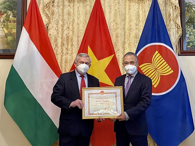 Đại sứ Nguyễn Tiến Thức trao Bằng khen của Bộ trưởng Ngoại giao cho lãnh đạo Hội Hữu nghị Hungary-Việt Nam.