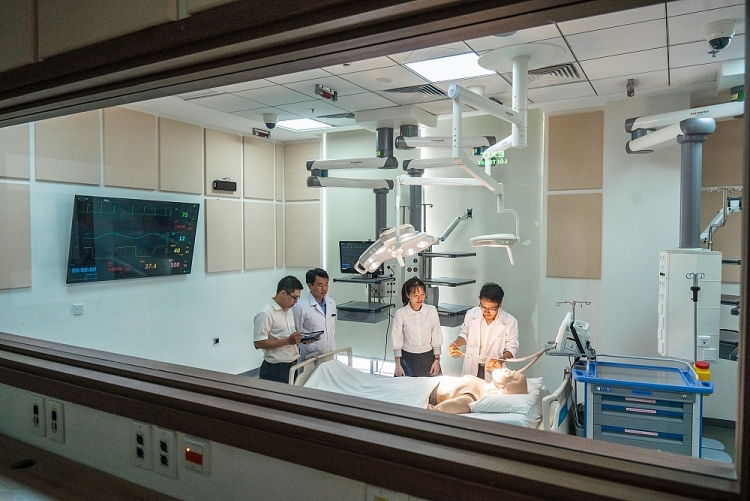 Sinh viên điều dưỡng thực tập tại Trung tâm mô phỏng Y khoa – nơi được thiết kế và xây dựng như một bệnh viện với hơn 30 phòng đào tạo đa dạng, hiện đại theo chuẩn quốc tế