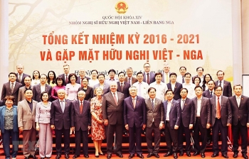 trao ky niem chuong huu nghi cho chu tich nhom nghi sy huu nghi viet nga phan xuan dung