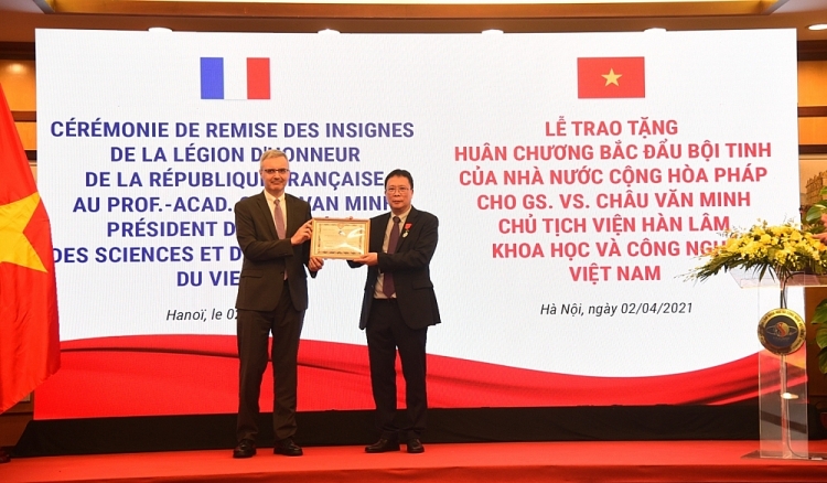 Đại sứ đặc mệnh toàn quyền nước Cộng hòa Pháp tại Việt Nam, ngài Nicolas Warnery đã thay mặt Nhà nước Pháp trao Huân chương Bắc Đẩu Bội tinh cho Giáo sư Châu Văn Minh- Chủ tịch Viện Hàn lâm Khoa học và Công nghệ Việt Nam (ảnh: vast.gov.vn)